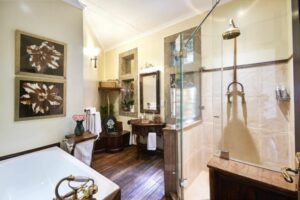 Giraffe Manor bathroom