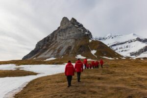 People hiking in Alkhornet.