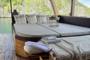 Massage table on Dewata.